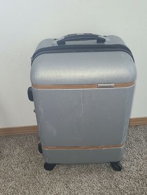 Samsonite Silver Hardshell Spinner Luggage